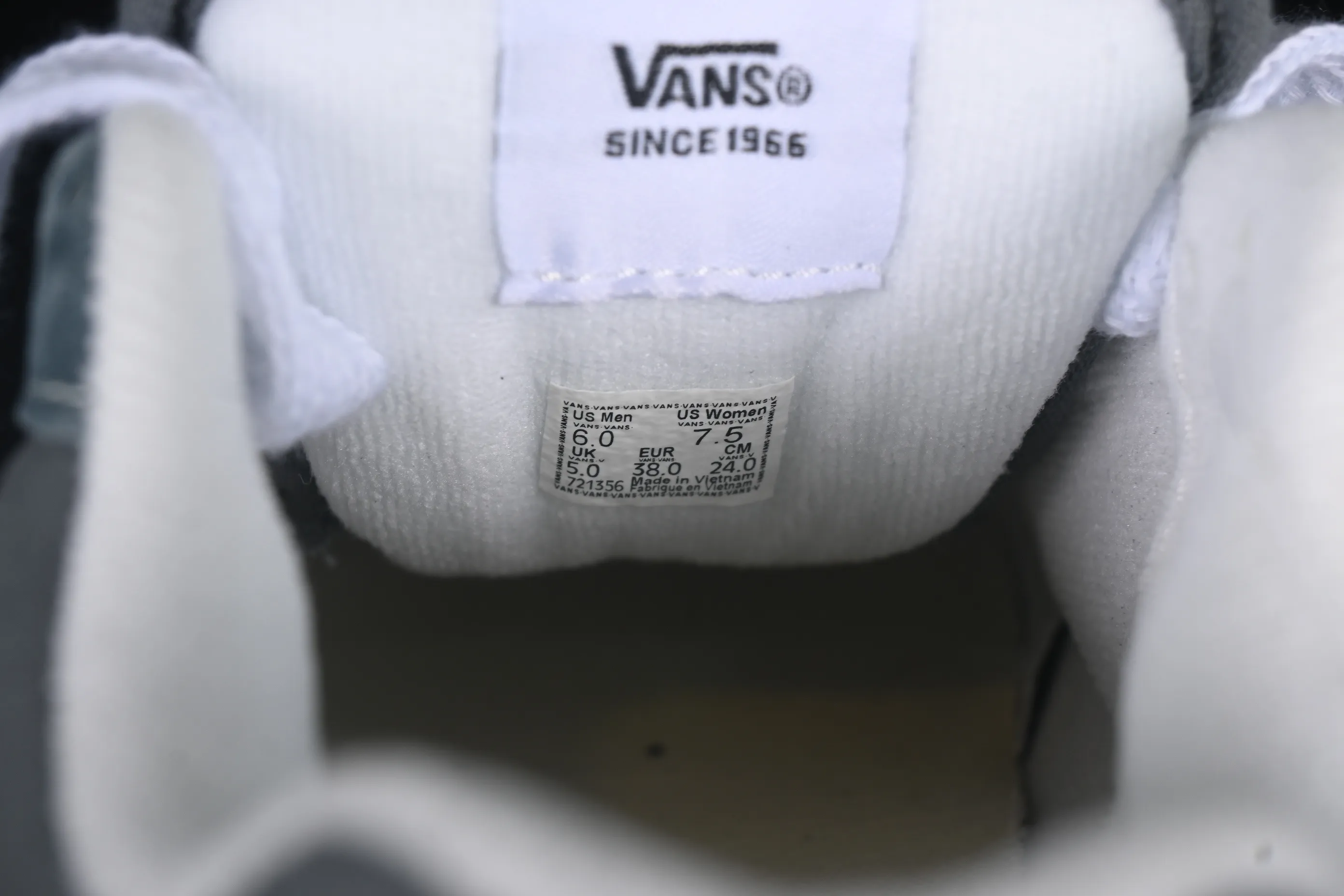 All categories Vans Vans series Vans Low Vans low-top Vans Knu Skool Vans low-top retro casual fat bread shoes VN0009QC6BT